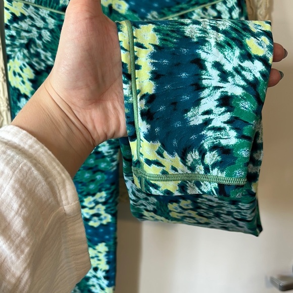 AERIE | Offline Real Me XTRA Hold Up! Green & Blue 7/8 High Rise Leggings - Picture 8 of 14